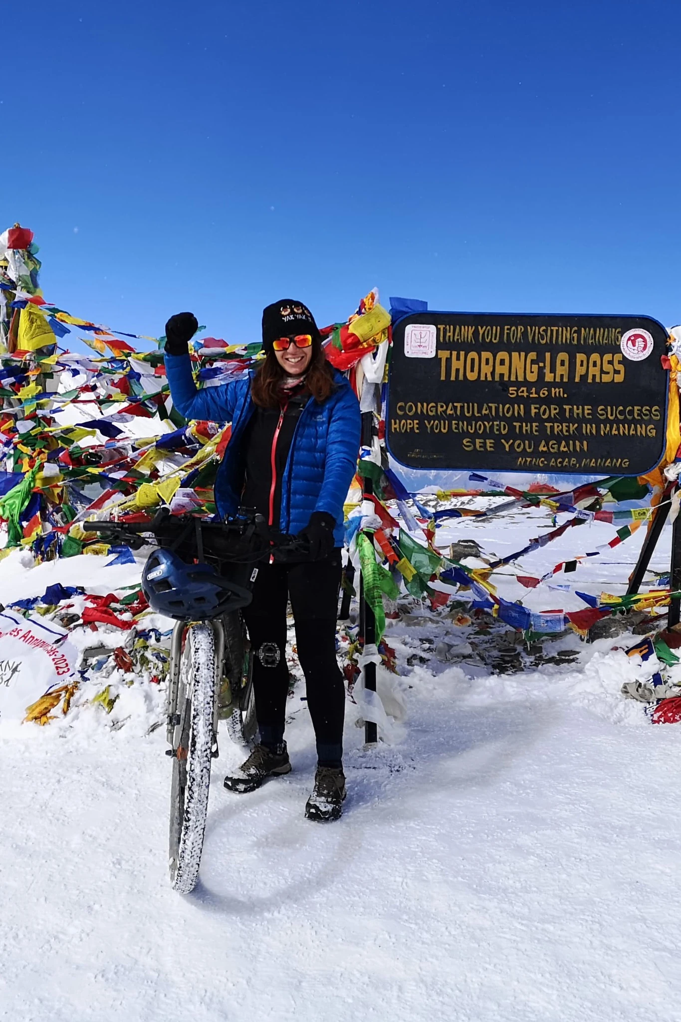 Federica Ziliani with her bicycle at Thorang-La Pass in the snow
